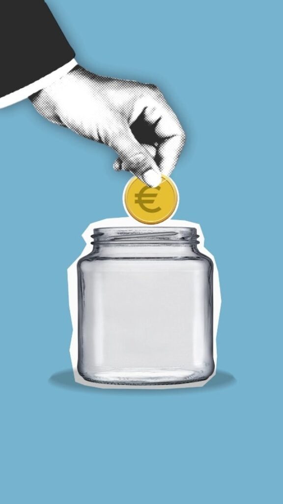 Illustration d'une main déposant une pièce d'or avec un symbole de l'euro dans un bocal en verre sur fond bleu. La main semble avoir été découpée à partir d'une photographie en noir et blanc, contrastant avec le design moderne et plat du bocal et de la pièce.