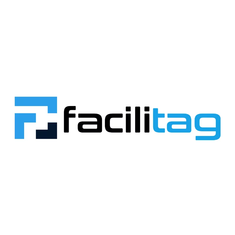 L'image montre le logo de « facilitag », avec un symbole « F » stylisé et géométrique dans des tons de bleu et de noir à côté du texte « facilitag ». Le mot « facili » est en noir et « tag » est en bleu clair, tous deux écrits dans une police de caractères propre et moderne sur un fond blanc.