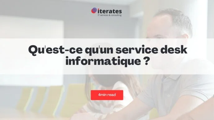 Une image floue montrant des personnes assises à une table dans un bureau, sur laquelle est superposé le texte « Qu'est-ce qu'un service desk informatique ? » et un petit symbole rouge en forme de bouton indiquant « 4 min read ». L'arrière-plan présente des chaises de bureau et un mur avec une signalisation.