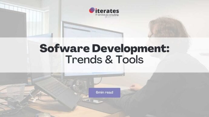 Une personne aux cheveux mi-longs est assise à un bureau et travaille sur un ordinateur. Le texte sur l'image indique « Développement de logiciels : tendances et outils », suivi de « 6 minutes de lecture ». Le logo « iterates IT services & consulting » s'affiche en haut.