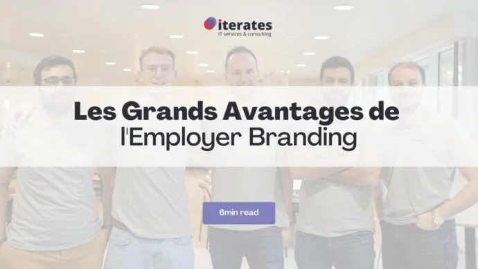 Un groupe de cinq personnes habillées de façon décontractée se tient debout, souriant, dans un espace de bureau bien éclairé. Le texte superposé en français indique « Les Grands Avantages de l'Employer Branding » et un bouton en dessous suggère une lecture de 6 minutes. Le logo de l'entreprise, « iterates », est en haut.