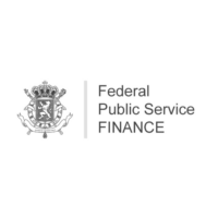 Logo du Service public fédéral Finances. Le logo se compose d'un écusson avec un lion et une couronne à gauche et du texte « Service public fédéral FINANCES » à droite dans une police de caractères moderne sans empattement.